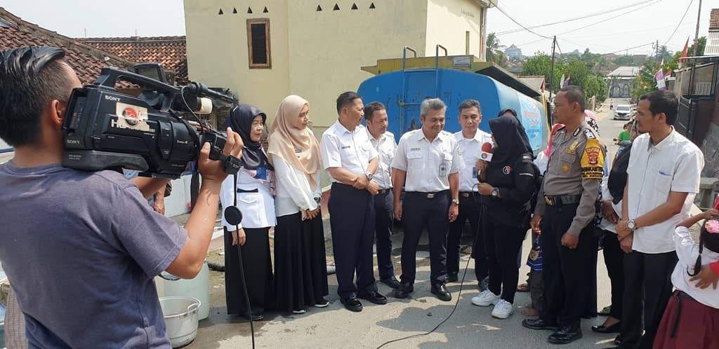 KAI Distribusikan Air Bersih Untuk Warga di Divisi Regional IV Tanjungkarang