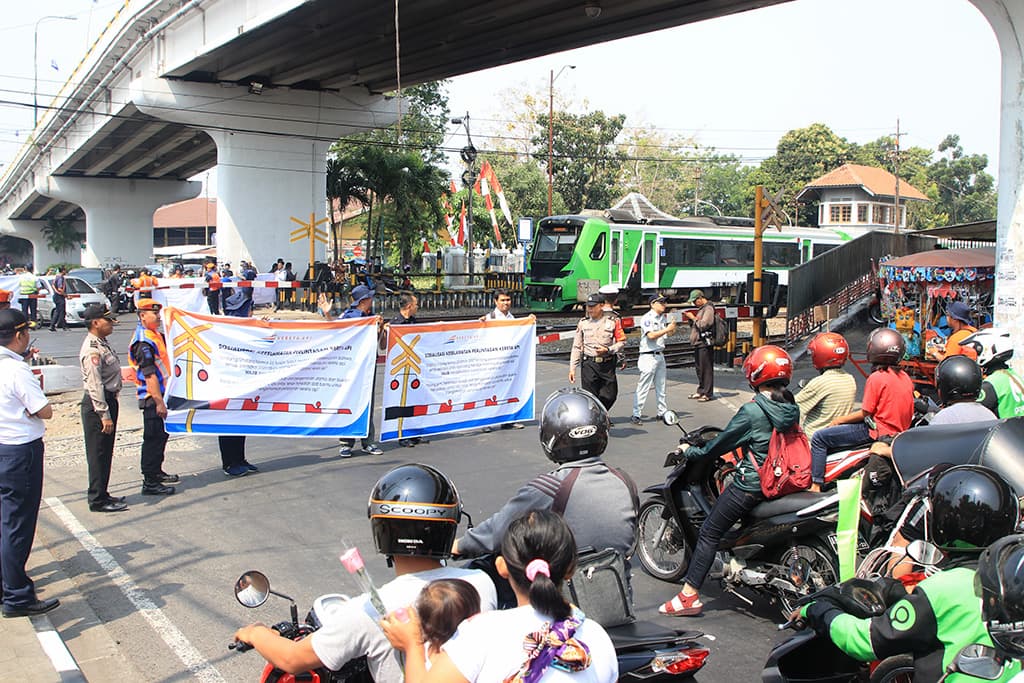 Serentak, KAI Gelar Sosialisai Keselamatan di Perlintasan KA