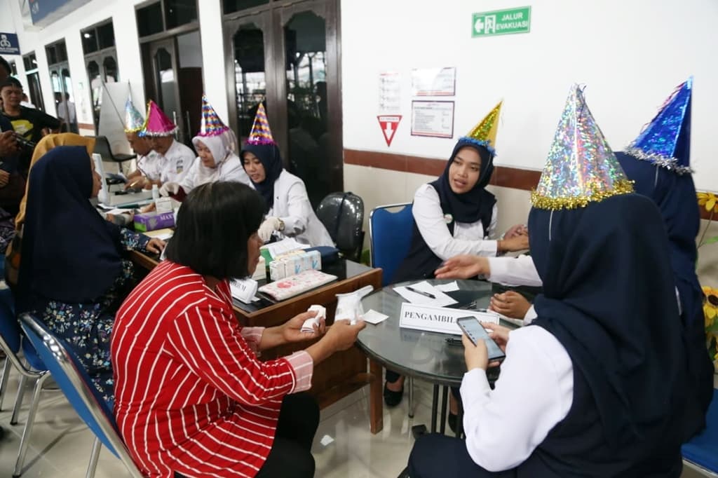 Cek Kesehatan Penumpang KA, Daop 8 Kerahkan Dokter-Dokter Cantik