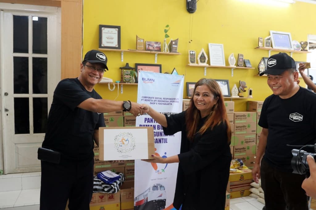 KAI Salurkan Bantuan CSR dalam Balutan Suasana Natal