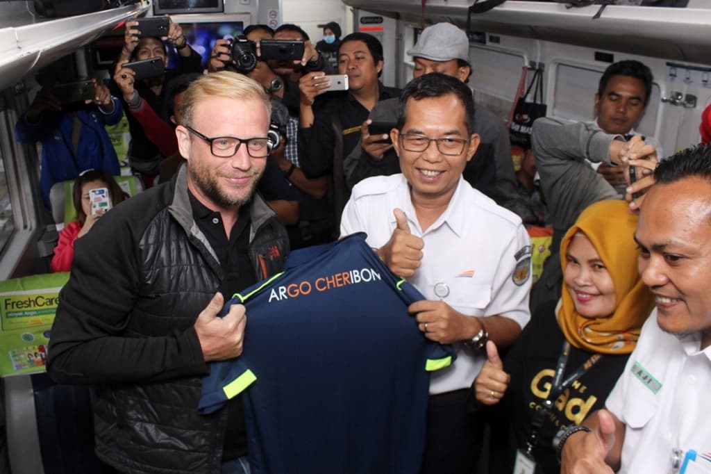 Tanggal Cantik, Daop 3 Bagikan Hadiah ke Penumpang