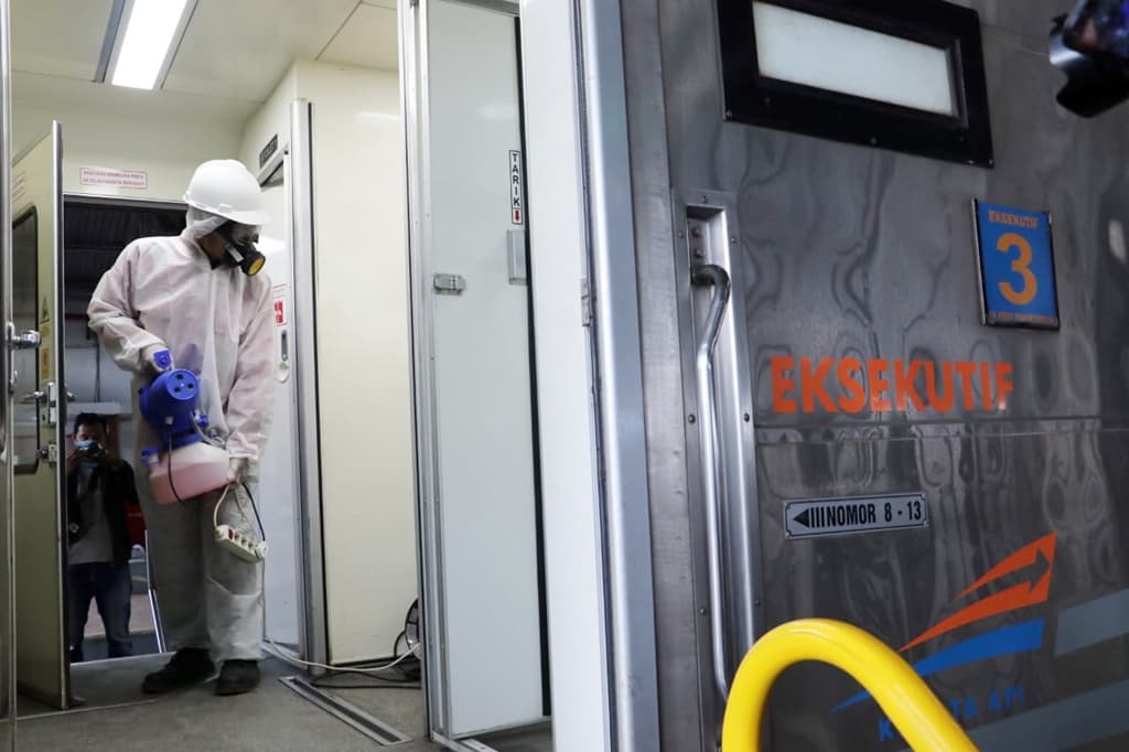 Cegah Corona, Kereta dan Stasiun Rutin Disemprot Disinfektan