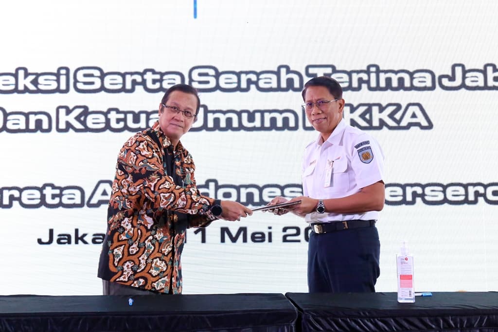 Edi Sukmoro Serahkan Tongkat Kepemimpinan KAI kepada Didiek Hartantyo