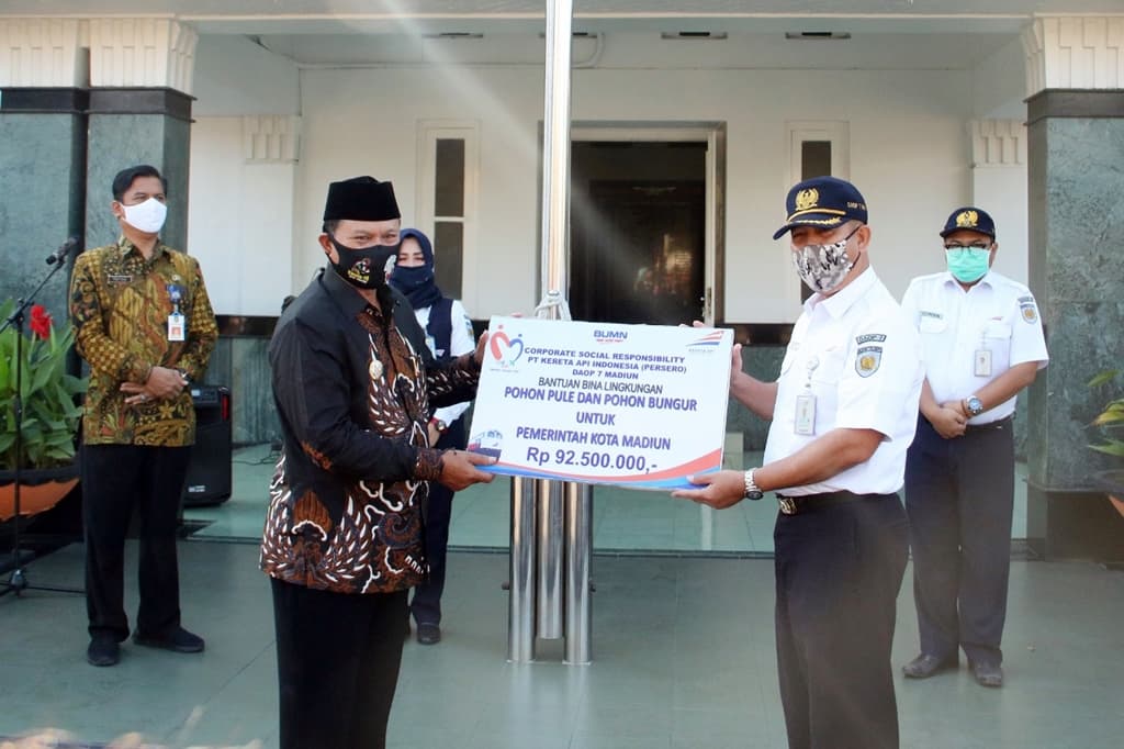 Turut Wujudkan Madiun Kota Seribu Bunga, Daop 7 Serahkan Bantuan Pohon