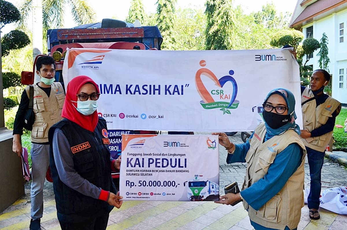 KAI Salurkan Bantuan Untuk Korban Banjir di Masamba