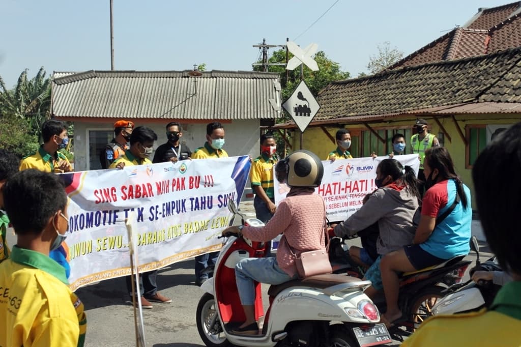 Bersama Railfans Daop 7 Madiun Sosialisasikan Keselamatan di Pelintasan