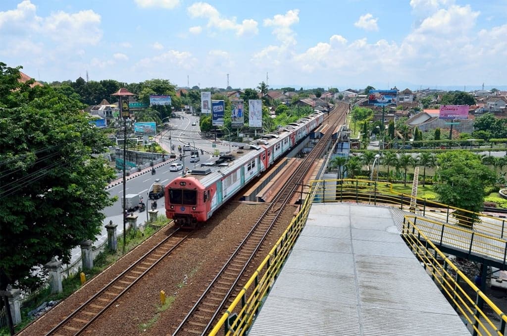 KAI Tugaskan Anak Usahanya Kelola KA Lokal Daop 1 dan 6