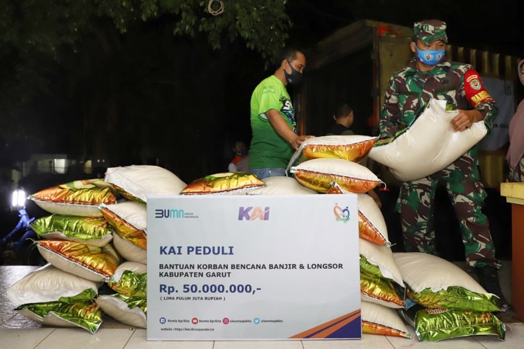 KAI Bantu Ringankan Beban Korban Bencana Banjir dan Longsor Garut