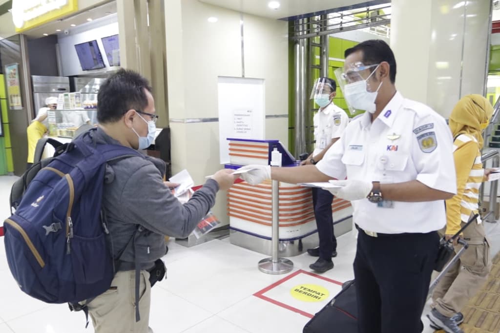 KAI Bagikan Ribuan Masker kepada Pelanggan KA