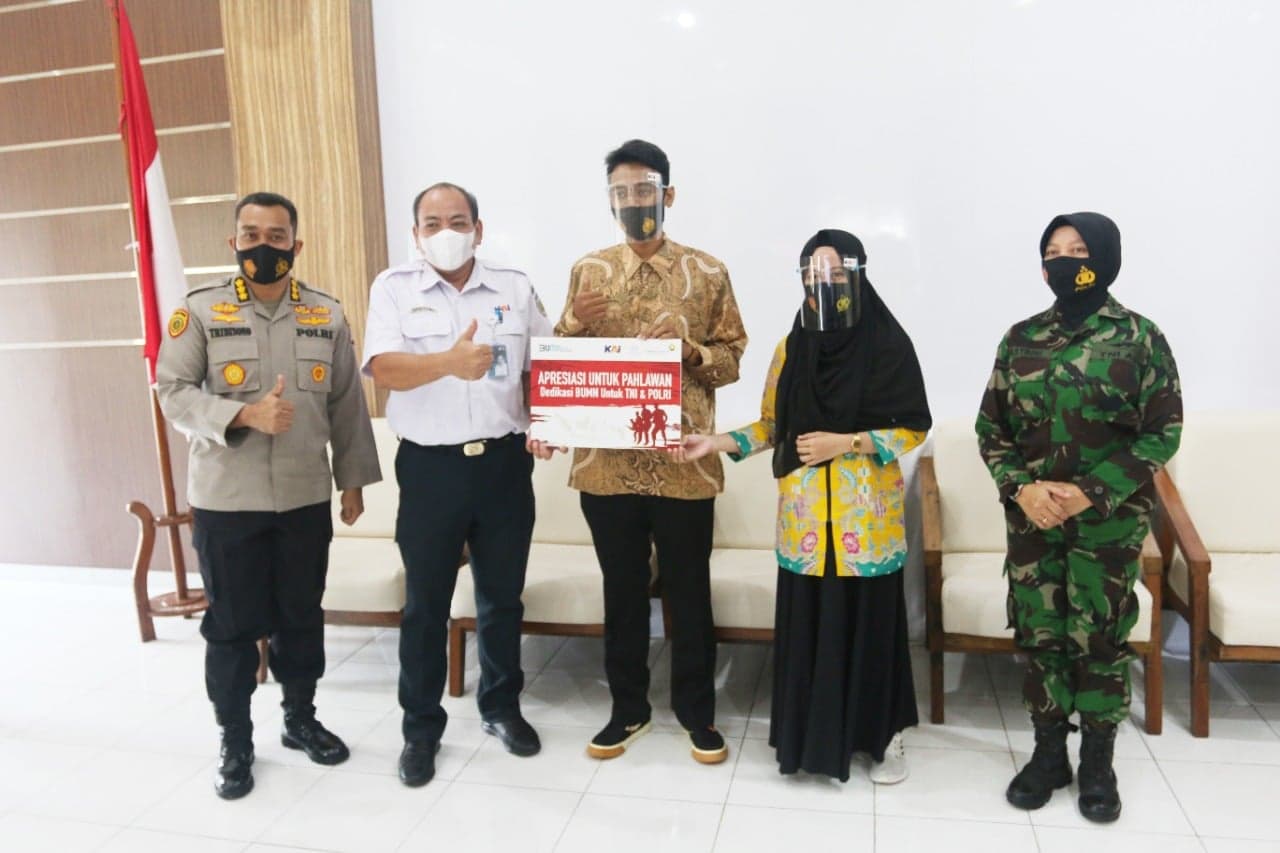 Hari Pahlawan, KAI Turut Berikan Beasiswa bagi Putra-Putri TNI dan Polri