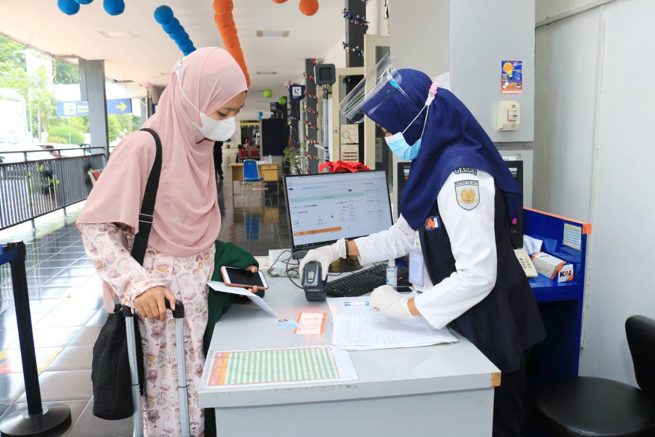 KAI Terapkan Syarat Naik KA Jarak Jauh Terbaru, Sesuai SE Kemenhub No 4 Tahun 2021