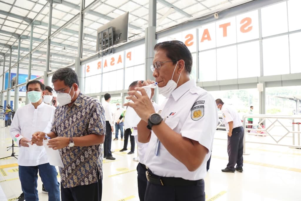 Dirut KAI Dampingi Menhub dan Menko Marves Ujicoba GeNose C19 di Stasiun Pasarsenen