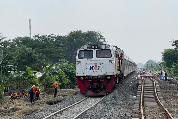Jalur sudah Aman, Kereta Api dari dan Menuju Jakarta Sudah dapat Melintas