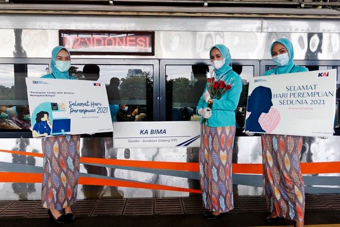 Peringati International Women’s Day, KAI Bagikan Souvenir kepada Pelanggan KA