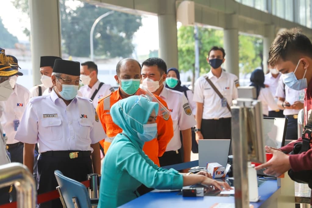 Komisaris Utama KAI Tinjau Pelayanan Stasiun Pasar Senen