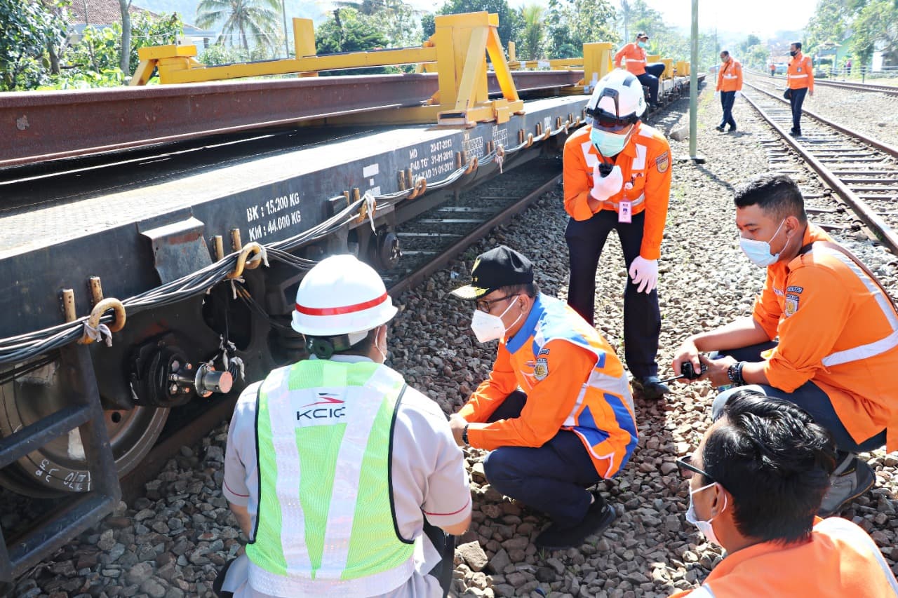 KAI Angkut Rel Kereta Cepat Sepanjang 50 Meter dari Cilacap ke Rancaekek