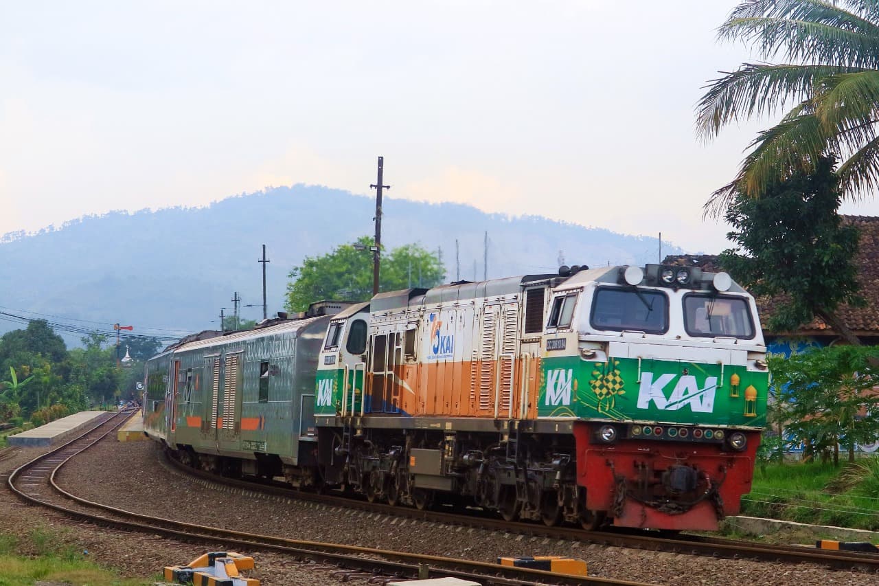 KAI Larang Masyarakat Ngabuburit di Jalur Kereta Api