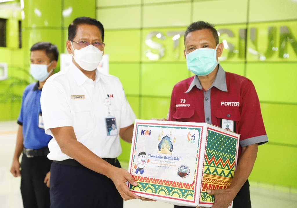 KAI Santuni Porter Stasiun Senilai 328 Juta Rupiah