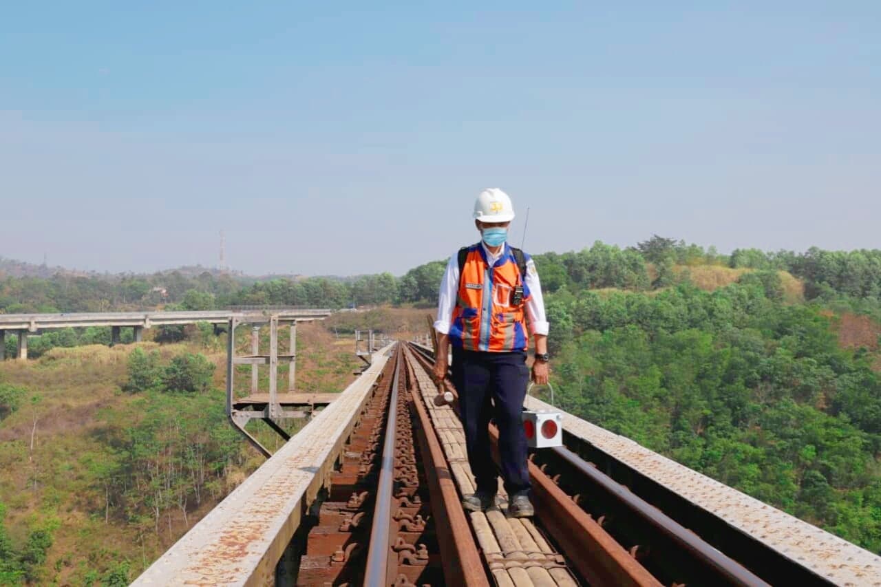 Pekerjaan Menantang Sebagai Petugas Pemeriksa Jalur KA