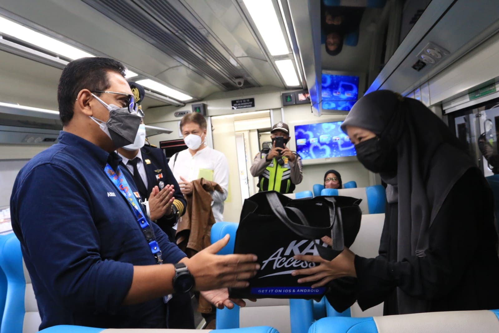 Hari Pelanggan Nasional, KAI Bagikan Souvenir Bagi Pelanggan KA