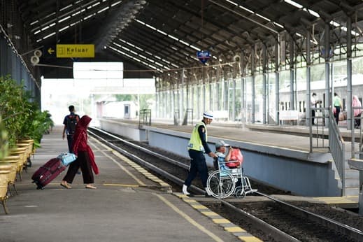 Kepedulian KAI terhadap Masyarakat Lansia