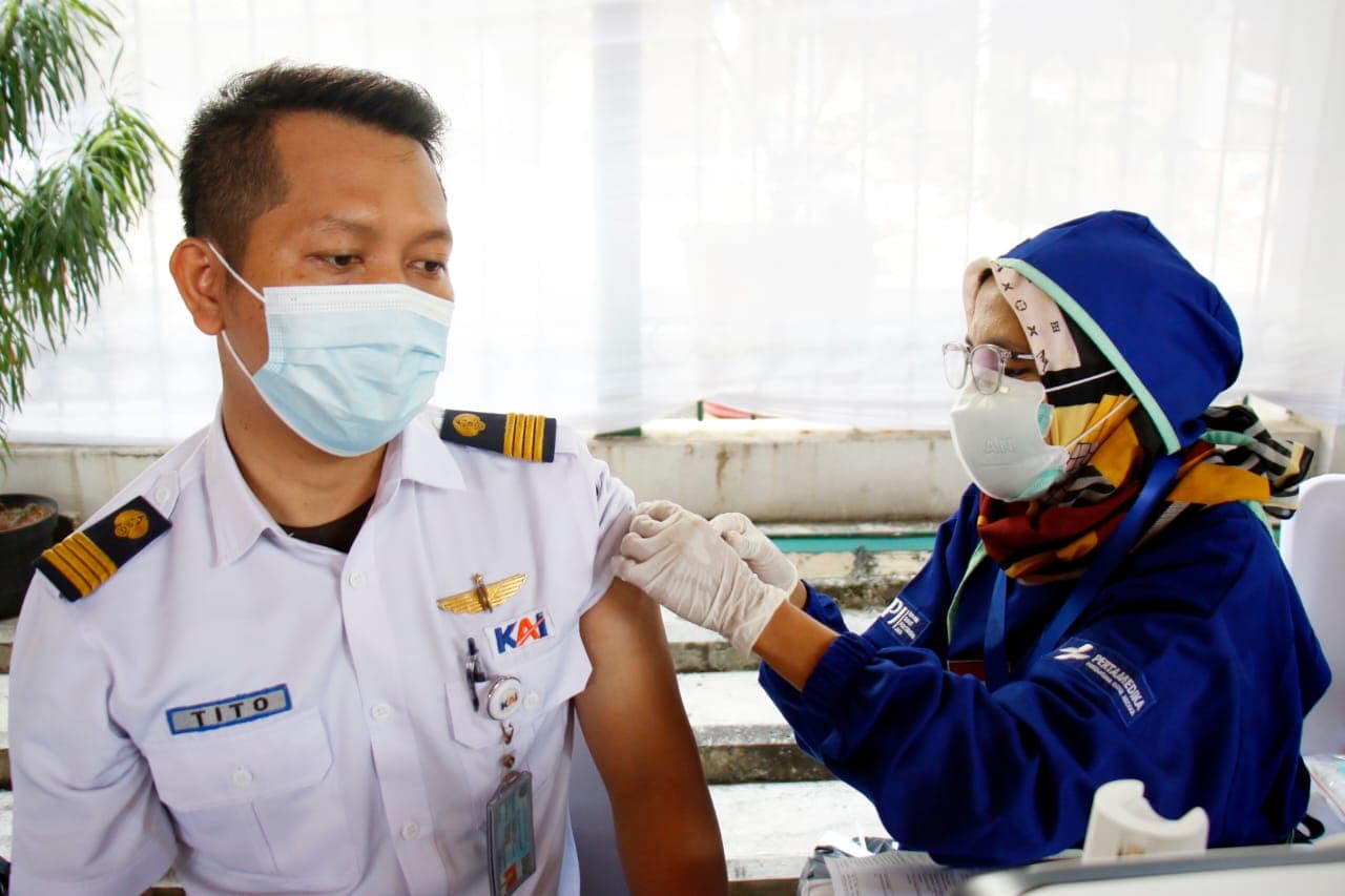 KAI Vaksinasi 33 Ribu Pegawai KAI