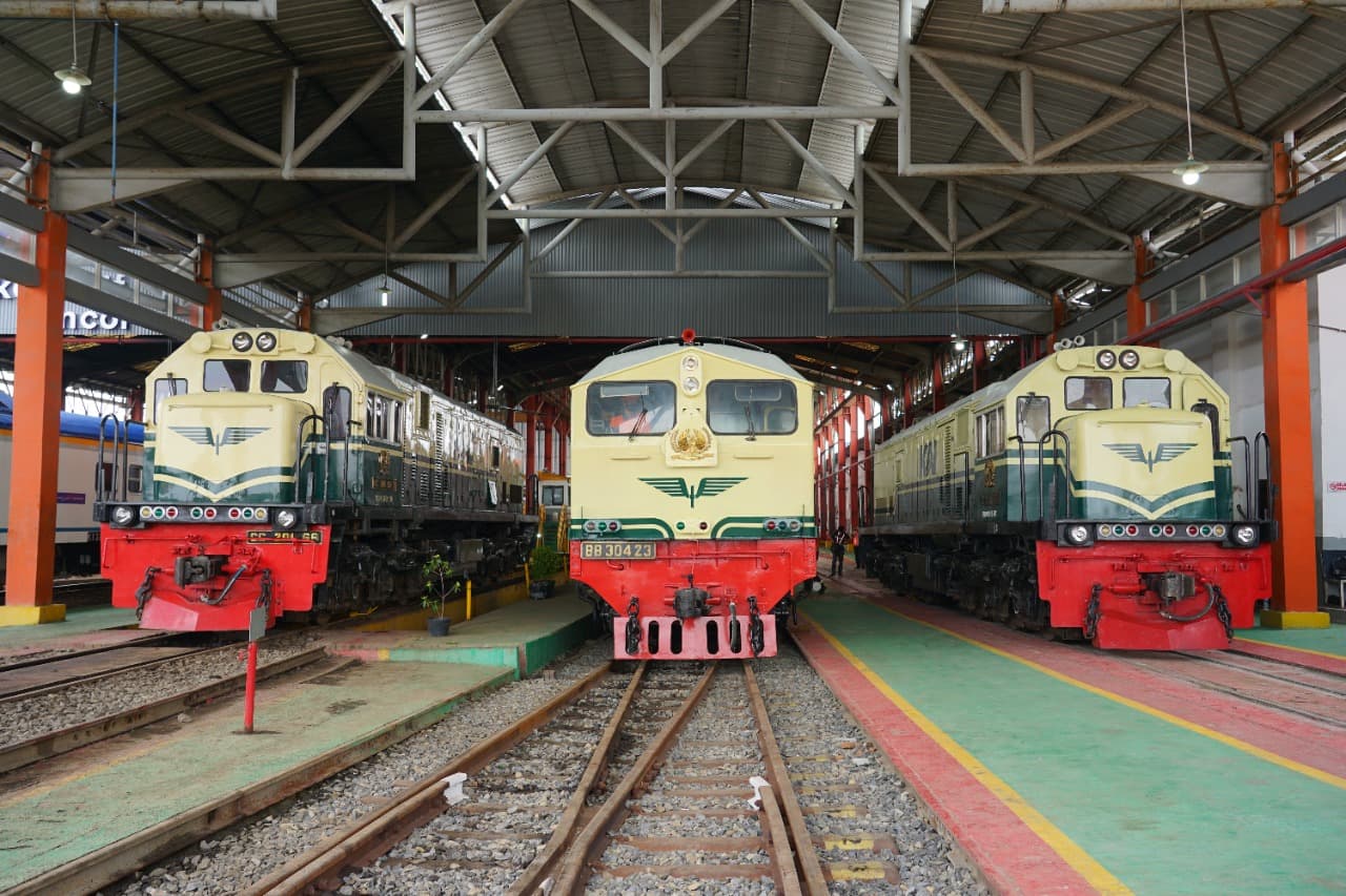 KAI dan Railfans Peringati Satu Tahun Lokomotif Livery Vintage