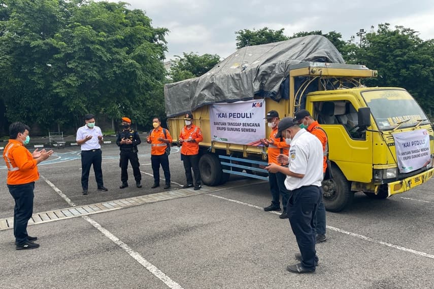 KAI Salurkan Bantuan untuk Korban Erupsi Gunung Semeru