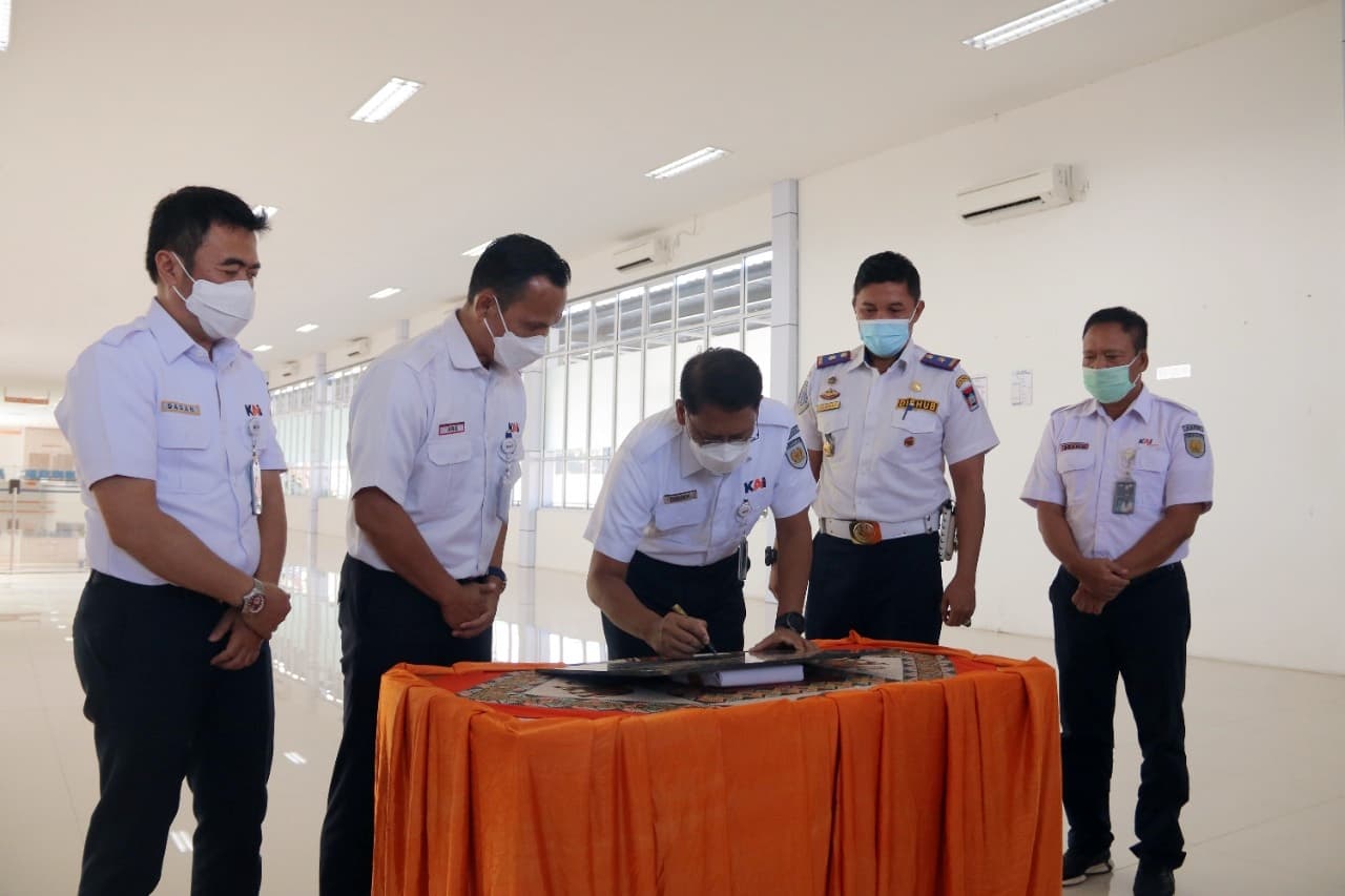 Tingkatkan Pelayanan Penumpang dan Dukung Kelestarian Lingkungan, KAI Resmikan Bangunan Peron Baru Stasiun Padang, Serta Selenggarakan Penghijauan