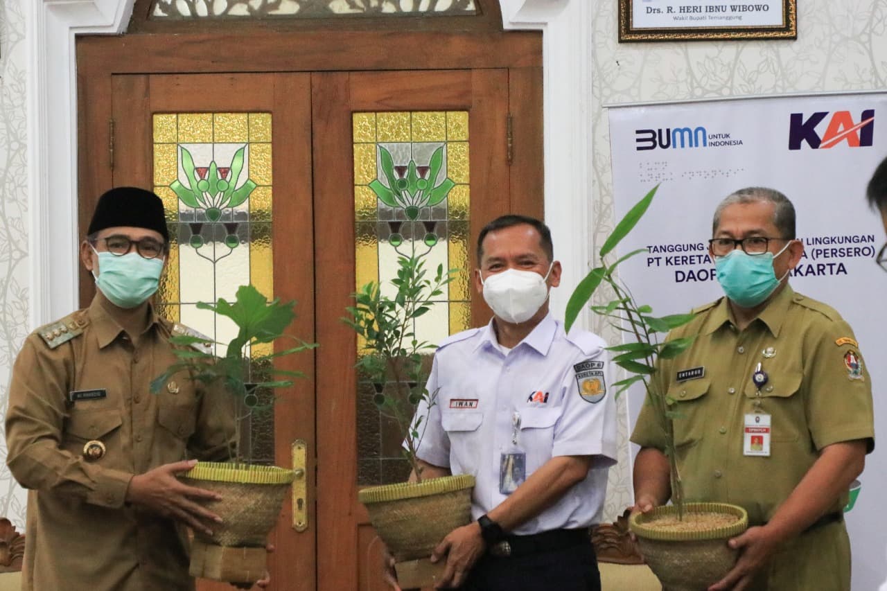 Daop 6 Salurkan Bantuan Bibit Pohon dalam Program BUMN Hijaukan Indonesia