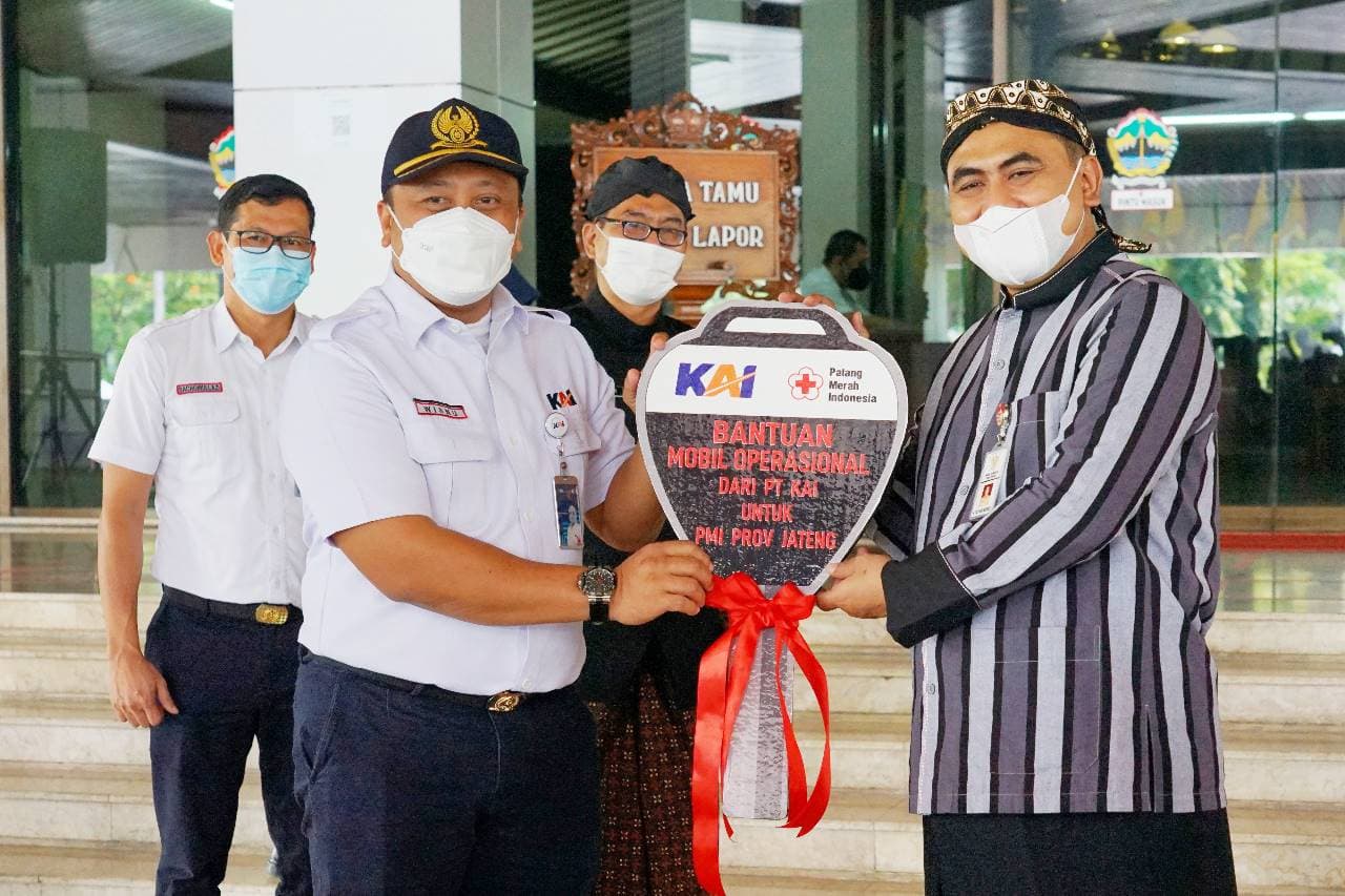 Jelang Angkutan Lebaran, KAI Berikan Bantuan Mobil Operasional kepada PMI Jawa Tengah