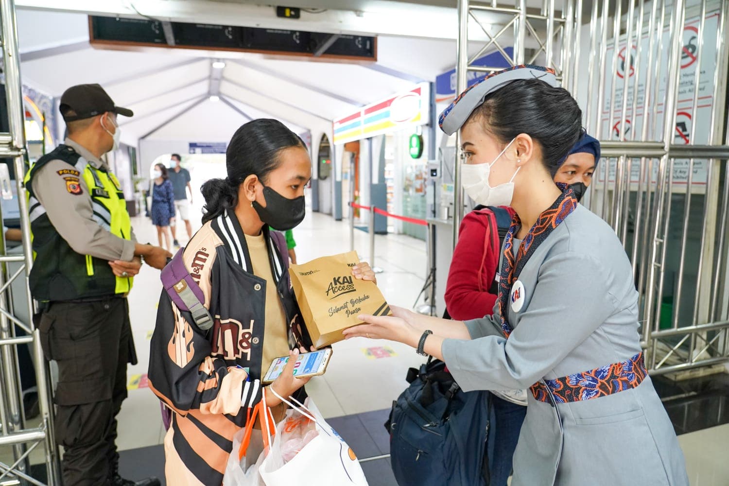 KAI Tebar Takjil Gratis bagi Pelanggan