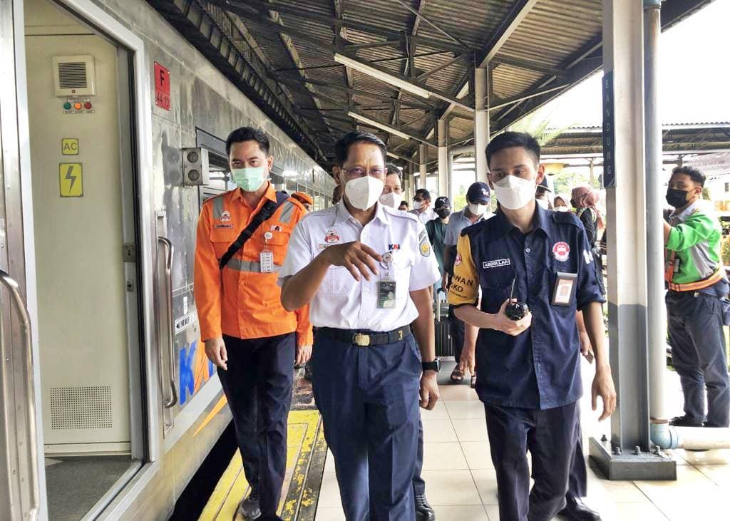 Railfans, Relakan Libur untuk Bantu Pelanggan Kereta Api
