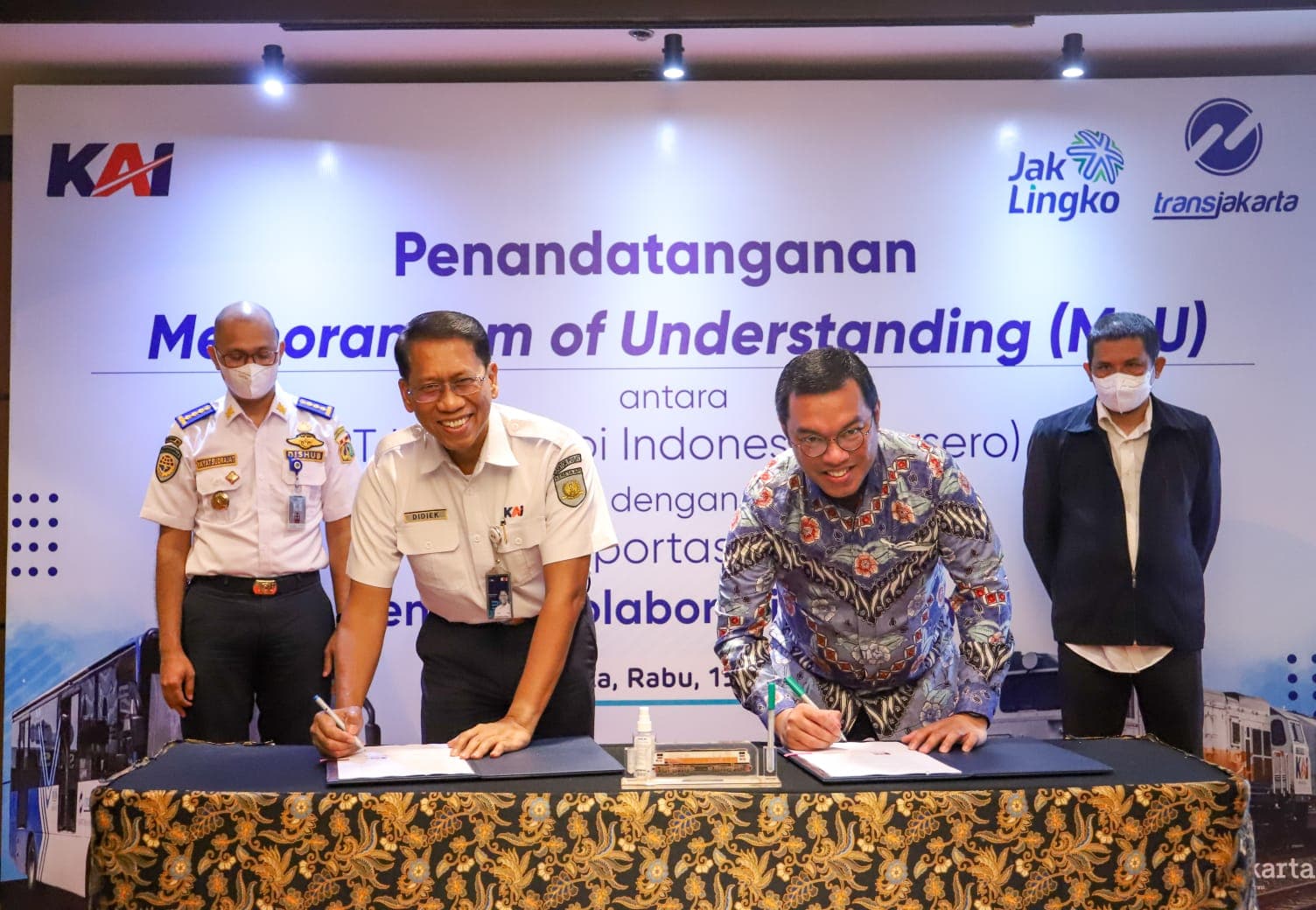 Tingkatkan Pelayanan Pelanggan, KAI dan Transjakarta Lakukan Kolaborasi Strategis