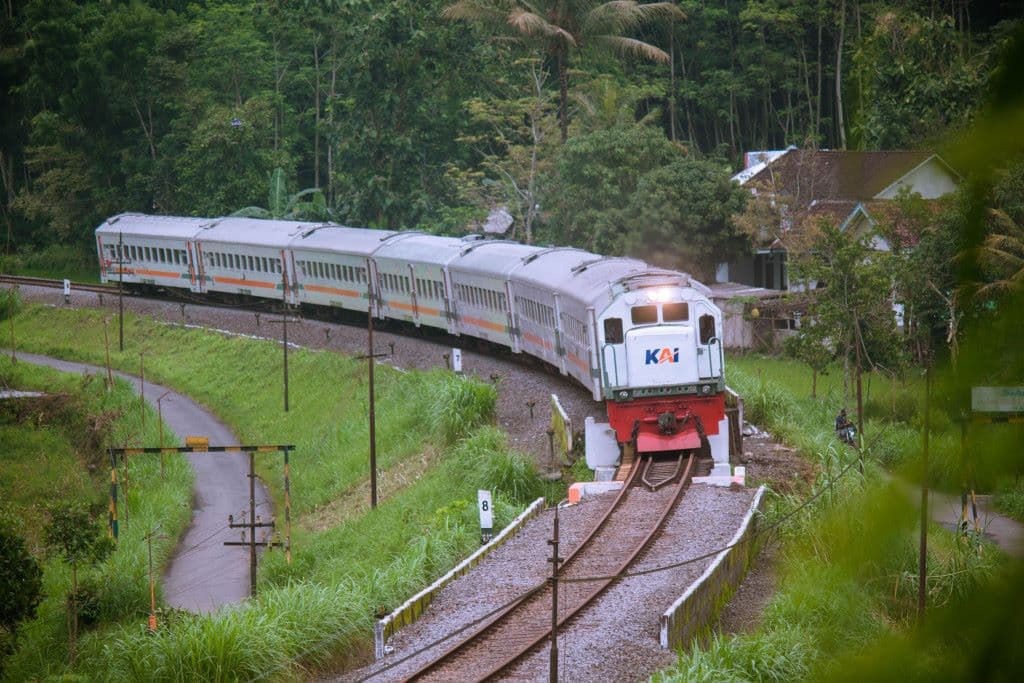 Beraktivitas di Rel Kereta Api Siap-siap Dipidana