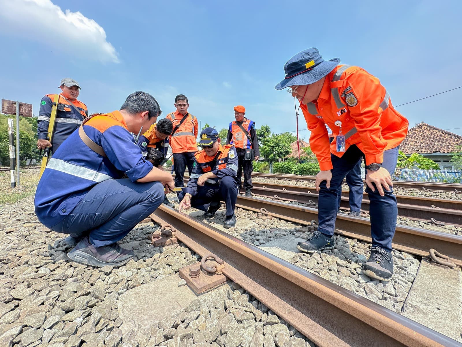 Komitmen KAI dalam Menjaga Keselamatan Perjalanan Kereta Api melalui Pemeriksaan Lintas Jalan Kaki