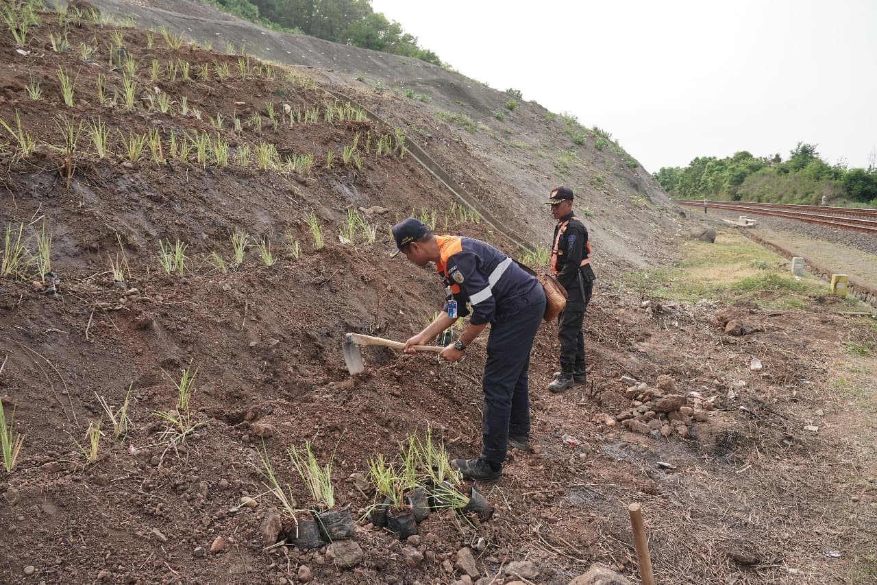 Begini Cara KAI Jaga Keamanan Jalur Kereta dari Ancaman Longsor