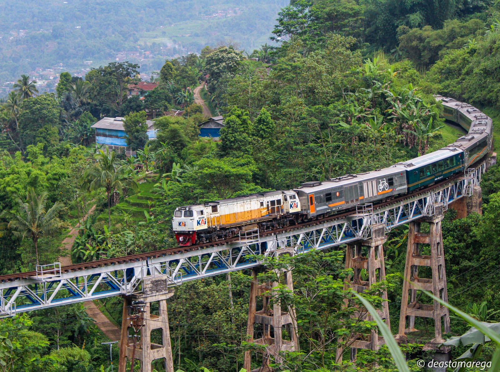 Menikmati Kelezatan di Dekat Stasiun Kereta Api