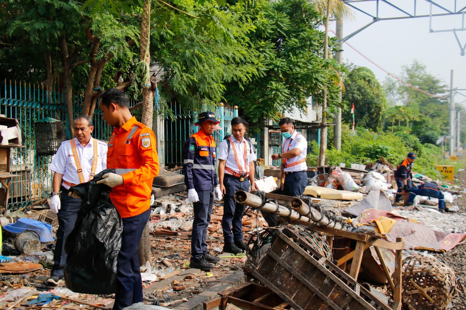 Wujudkan Keselamatan, KAI Lakukan Beragam Upaya Agar Jalur Kereta Api Tetap Aman dan Steril
