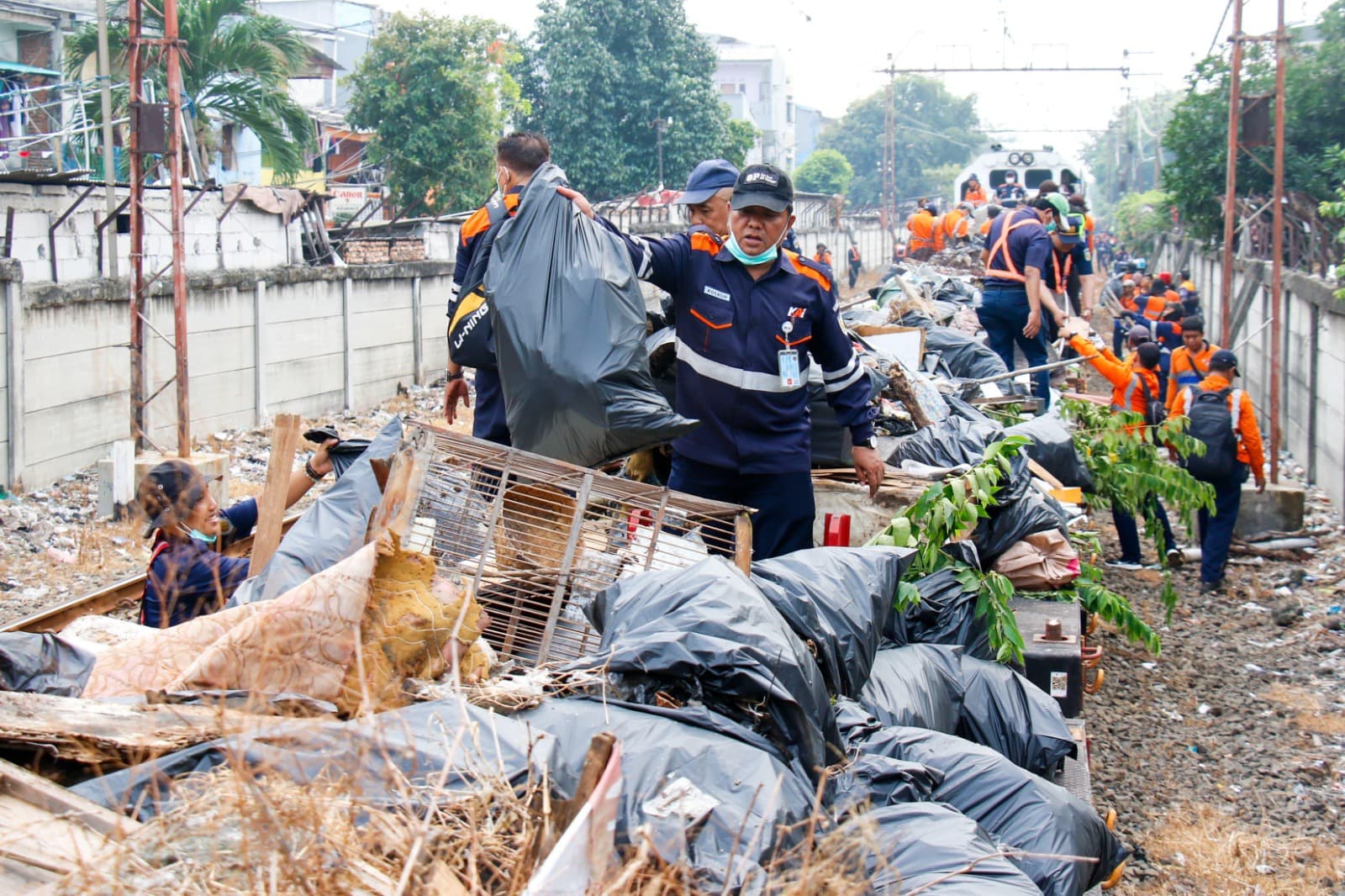 Imbau Warga Tidak Membuang Sampah di Sepanjang Rel, KAI Jelaskan Aturannya