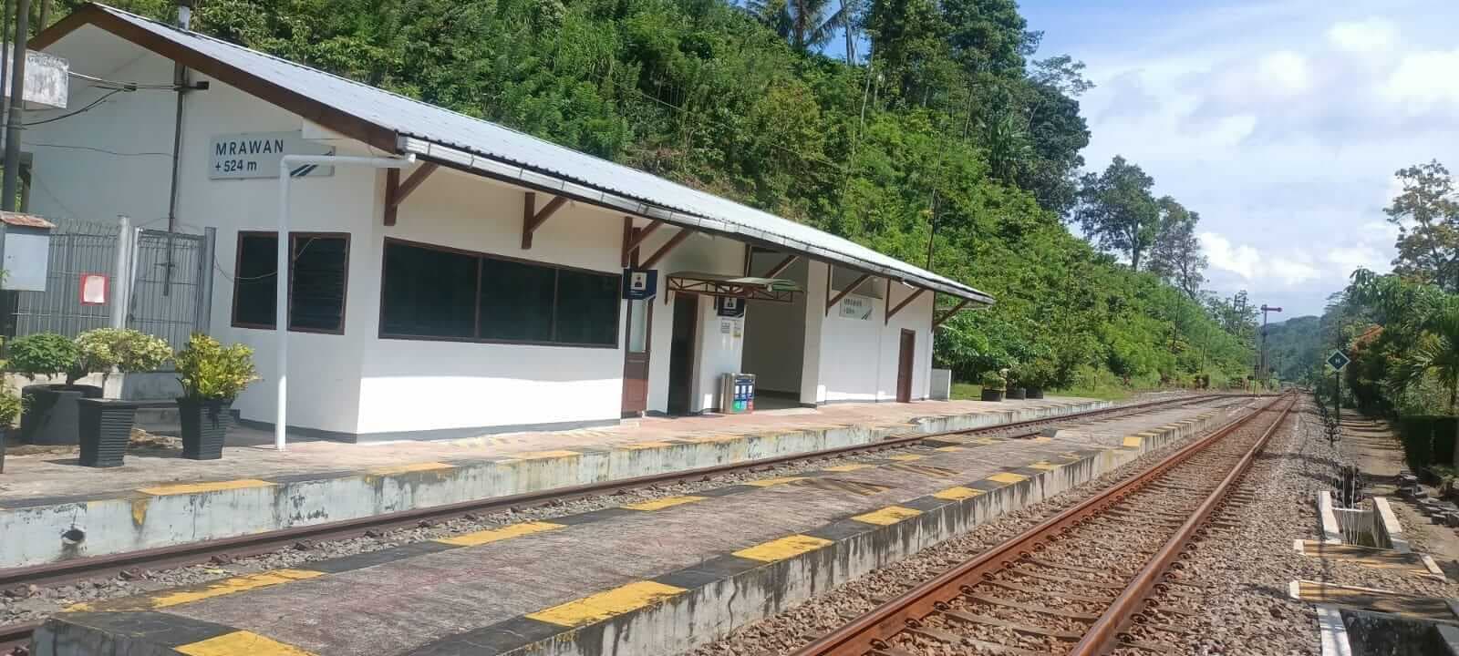 Stasiun Mrawan: Gerbang Sejarah dan Ekonomi di Lereng Gumitir