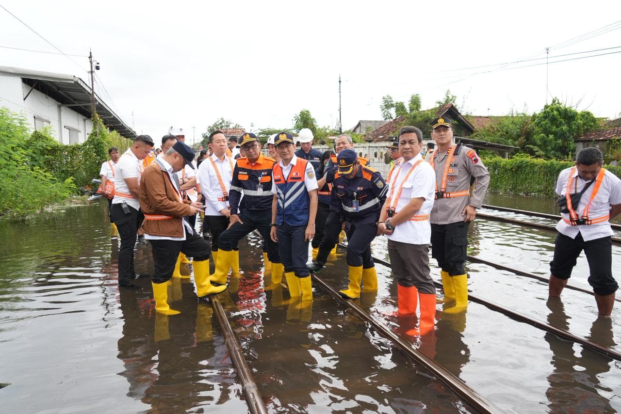 Menhub, Dirjen Perkeretaapian, dan Dirut KAI Tinjau Jalur Terdampak Banjir di Pekalongan guna Pastikan Keamanan Perjalanan