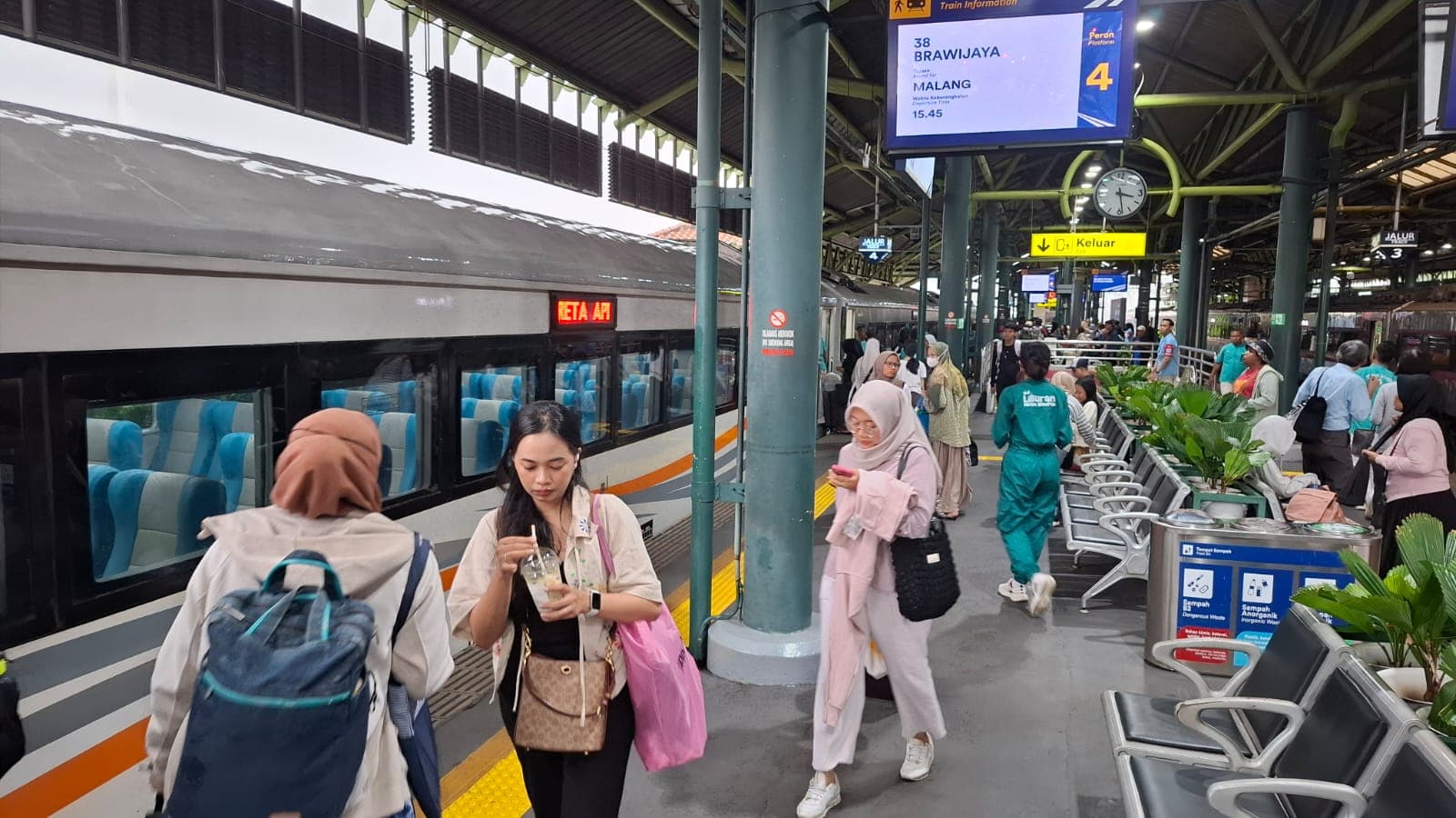 Hari Pertama Libur Panjang Imlek, 202.105 Pelanggan Naik Kereta Api