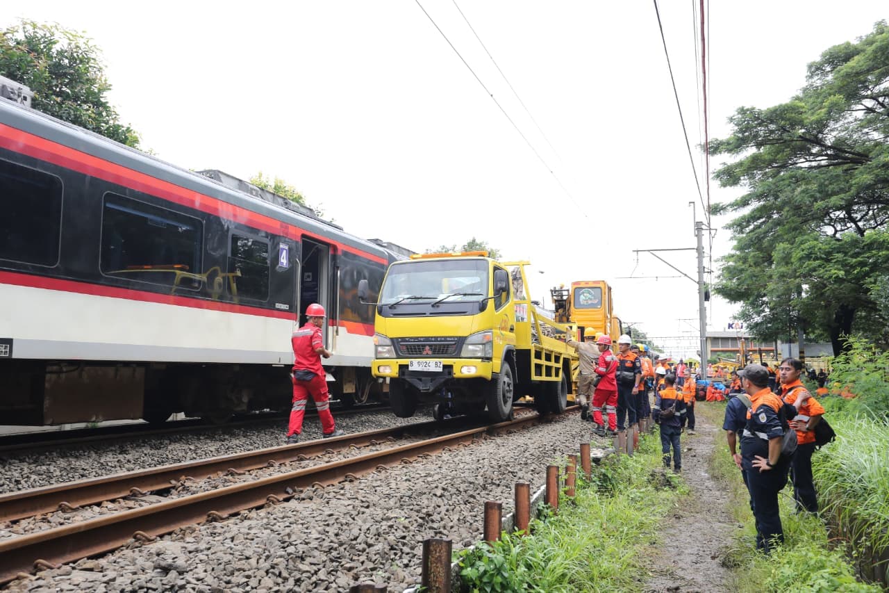 Hampir 8 Jam Pemulihan, Lintas Rawabuaya–Batuceper Kembali Beroperasi Bertahap