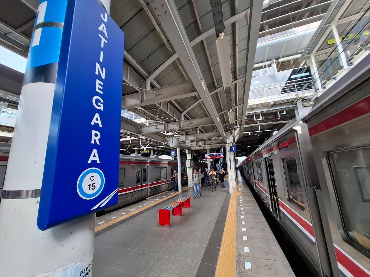 Stasiun Jatinegara Kian Strategis sebagai Titik Integrasi KA Jarak Jauh dan Commuter Line