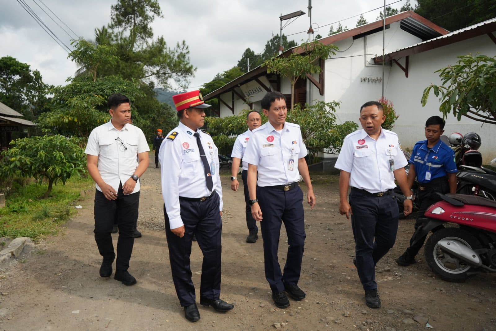 Direktur Utama KAI Tinjau Layanan Lebaran di Jember dan Surabaya, Pastikan Pengalaman Pelanggan Tetap Terjaga di Tengah Arus Balik