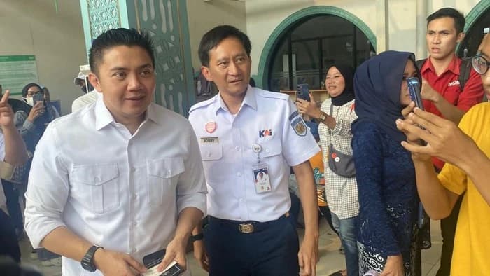 Sekertaris Kabinet Menyapa Pemudik di Pasarsenen, Kereta Ekonomi Kerakyatan KAI Jadi Pilihan