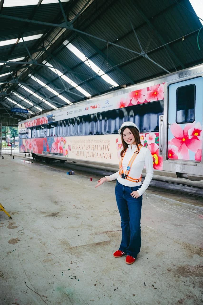 Merayakan Hari Kartini, KAI dan Kementerian Ekonomi Kreatif Hadirkan Karya Seni di Kereta Api Bersama Erika Richardo