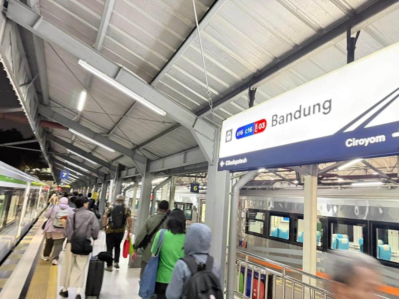 Weekend Naik Kereta Api: Duduk Santai, Ngobrol Bareng, Nikmati Pemandangan Sepanjang Perjalanan