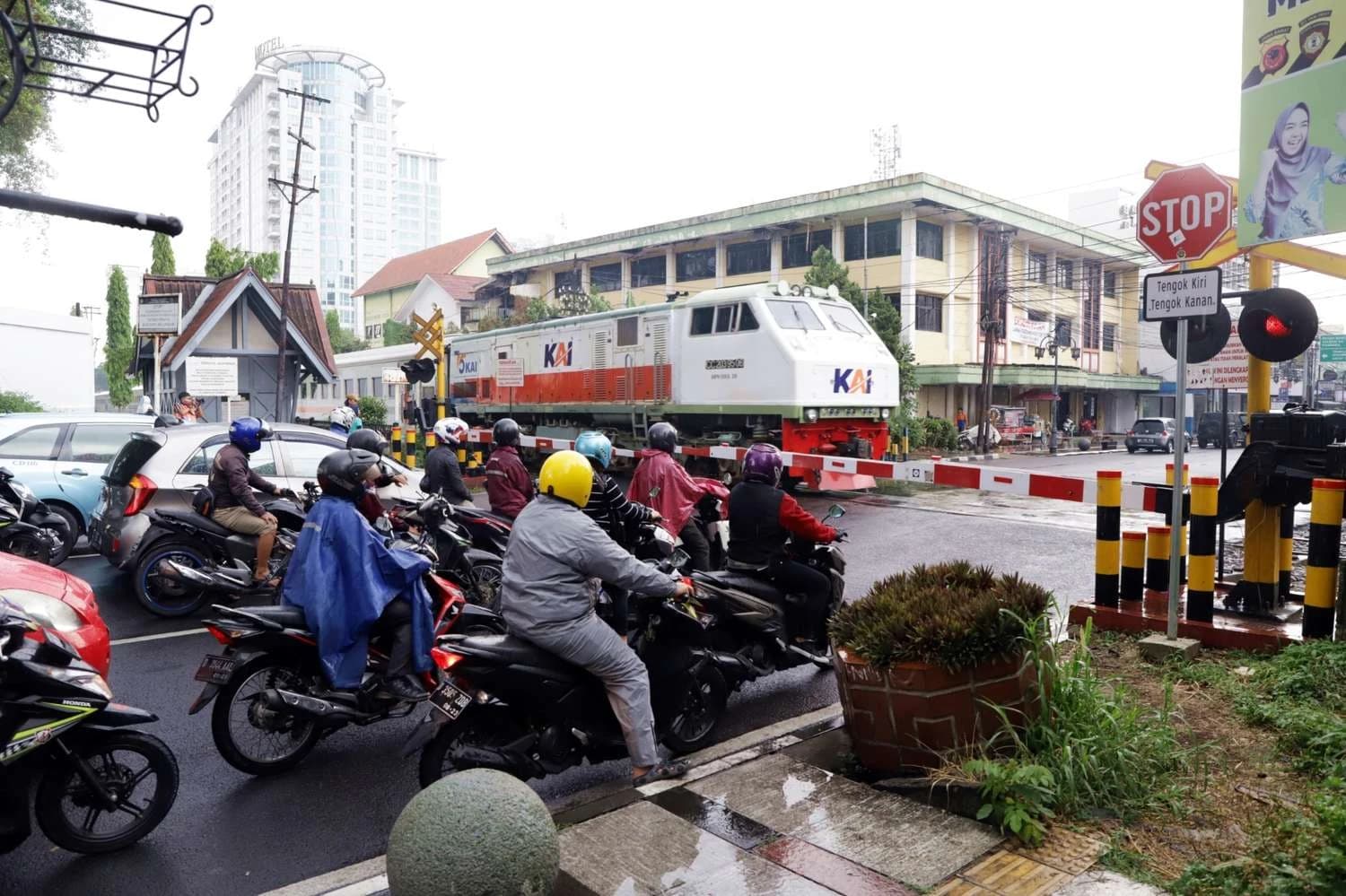 KAI Reinforces Safety at Level Crossings, Urges Road Users to Follow Traffic Rules